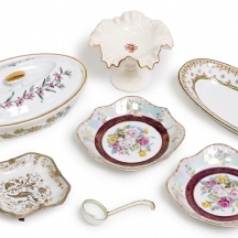 8 פרטי קרמיקה ופורצלן שונים, דגמים ויצרנים שונים, חלקם חתומים