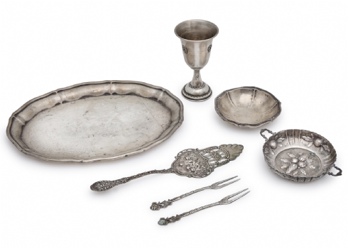 שבעה חפצי כסף שונים יצרנים ודגמים שונים כולם חתומים ועשויים כסף '800'