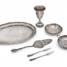 שבעה חפצי כסף שונים יצרנים ודגמים שונים כולם חתומים ועשויים כסף '800'