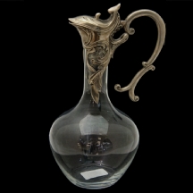 דקנטר עשוי מתכת וזכוכית