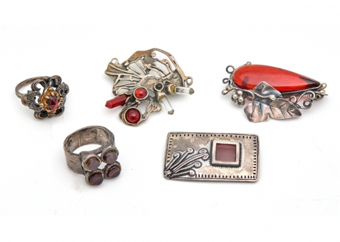 5 תכשיטי כסף (2 טבעות ו־3 סיכות), חלקם חתומים