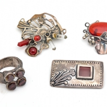 5 תכשיטי כסף (2 טבעות ו־3 סיכות), חלקם חתומים