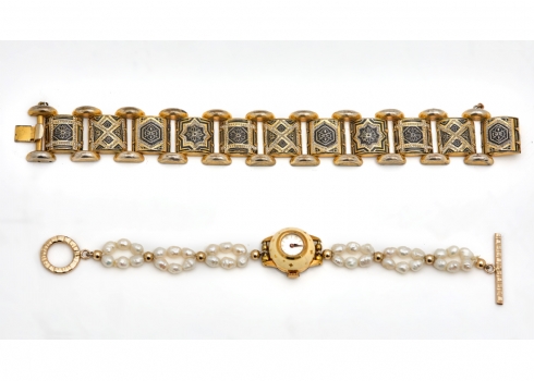 צמיד מתכתי מעוטר ושעון פנינים