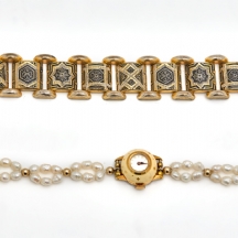 צמיד מתכתי מעוטר ושעון פנינים