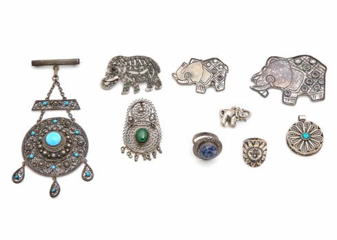 9 תכשיטים, חלקם עשויי כסף - סיכות, תליונים וטבעות