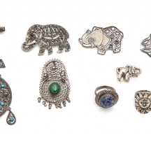 9 תכשיטים, חלקם עשויי כסף - סיכות, תליונים וטבעות