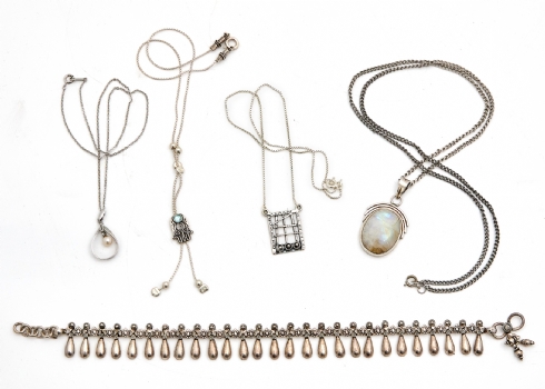 5 תליונים ושרשראות חלקם עשויים כסף וחלקם חתומים