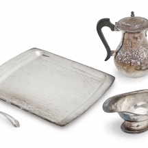 4 כלים עשויים מתכת מצופים כסף, חלקם חתומים