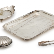 4 כלים עשויים מתכת מצופים כסף, חלקם חתומים