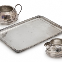 3 כלים עשויים מתכת מצופים כסף, חלקם חתומים