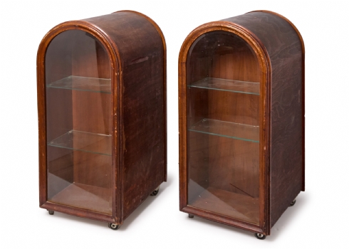 ויטרינה דו-צדדית עתיקה על גלגלים