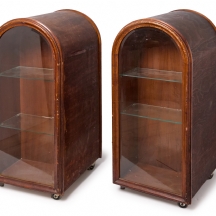 ויטרינה דו-צדדית עתיקה על גלגלים