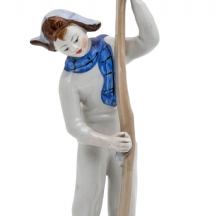 פסל פורצלן סובייטי בדמות ילד גולש סקי, בעיצובו של הפסל סטולבוב (Stolbov) LFZ