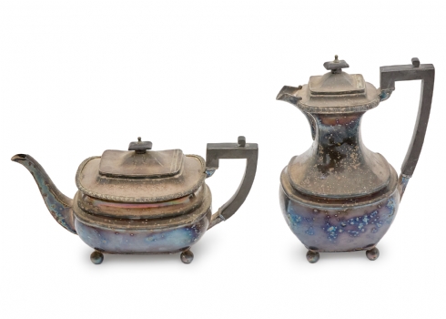 שני קומקומים אנגלים עתיקים בני יותר ממאה שנה, עשויים נחושת מצופה כסף