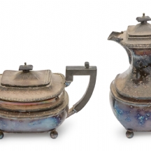 שני קומקומים אנגלים עתיקים בני יותר ממאה שנה, עשויים נחושת מצופה כסף