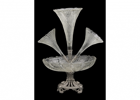 סנטר פיס עשוי מתכת מצופה כסף, וחלקי קריסטל