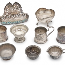 9 כלים שונים, עשוים מתכת ומצופים כסף, חלקם חתומים