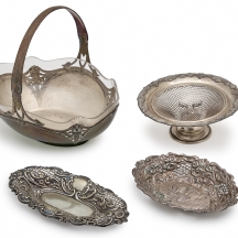 ארבעה חפצי נוי עשויים מתכת מצופים כסף, יצרנים ודגמים שונים, רק הכלי הגדול חתום