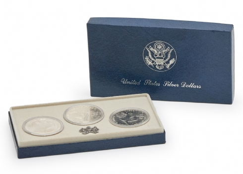 סט של שלושה מטבעות דולר כסף, שהונפקו כדי לציין את המשחקים האולימפיים