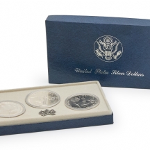 סט של שלושה מטבעות דולר כסף, שהונפקו כדי לציין את המשחקים האולימפיים