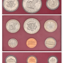 לוט הכולל ארבעה סטים אמריקאים יחד עם מטבע כסף אמריקאי של חצי דולר