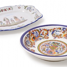 שני כלי הגשה עשויים פאיינס, מעוטרים ציורי יד