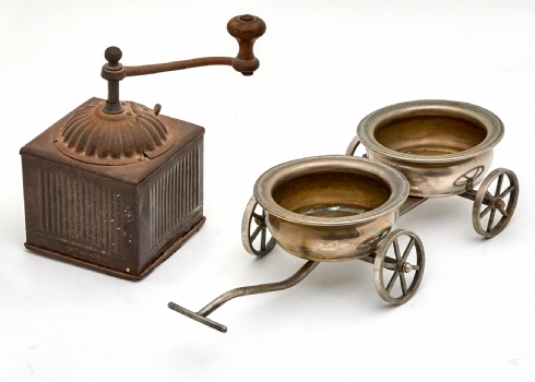 כלי שולחני לפסח להגשת חרוסת ומרור ומטחנת קפה עתיקה