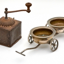 כלי שולחני לפסח להגשת חרוסת ומרור ומטחנת קפה עתיקה