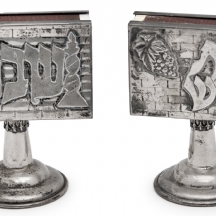 שני מעמדי כסף שולחניים לשבת (לגפרורים), עשויים שניהם כסף 'סטרלינג' (925), חתומים
