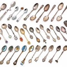 לוט של 37 כפיות מרחבי העולם וזוג מזלגות, סה"כ 38 פריטים עשויים מתכת