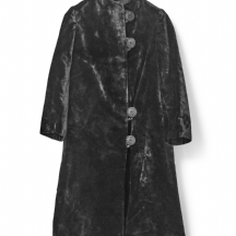 מעיל קטיפה שחור עם כפתורים מעוטרים