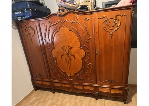 ארון עתיק מעוצב בעבודת יד, תחילת המאה ה-20