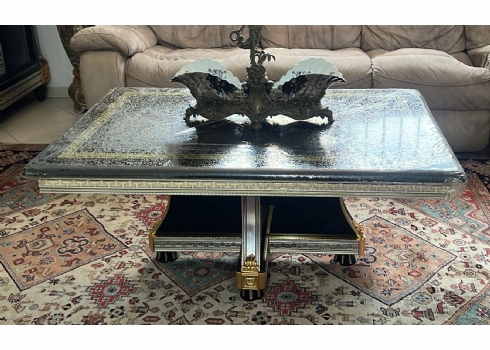 שולחן סלון מפואר מאד בסגנון ורסאצ'ה בצבעי זהב כסף ושחור