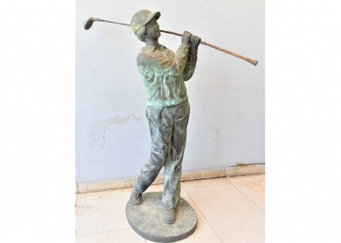 פסל ברונזה גדול ממדים של נער במשחק גולף