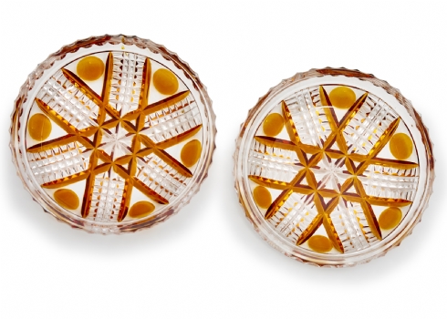 שתי קעריות קריסטל דקורטיביות בעבודת חריטה בצבע ענבר