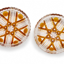 שתי קעריות קריסטל דקורטיביות בעבודת חריטה בצבע ענבר