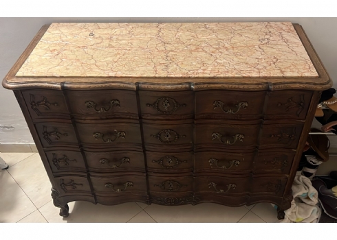 שידה עתיקה מעוצבת עם משטח שיש