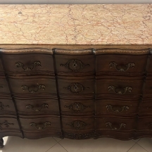 שידה עתיקה מעוצבת עם משטח שיש