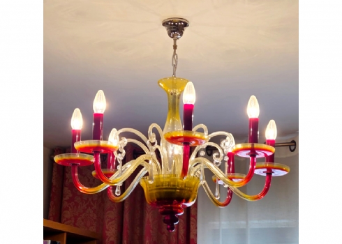נברשת תקרה בסגנון מורנו קלאסי, עשויה זכוכית בגוונים של אדום, צהוב וכתום