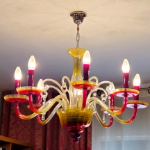 נברשת תקרה בסגנון מורנו קלאסי, עשויה זכוכית בגוונים של אדום, צהוב וכתום