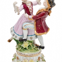 פסל פורצלן בסגנון 'מייסן' מעוטר בצביעת יד באמייל ובזהב ונושא חתימה