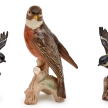 שלושה פסלי פורצלן בדמויות ציפורים, תוצרת W. GOEBEL