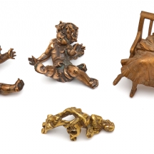 ארבעה פסלי ברונזה ושפלטר בדמויות אנשים ומלאכים