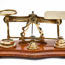 משקל מאזניים עתיק עשוי עץ ופליז, בעל 11 משקולות