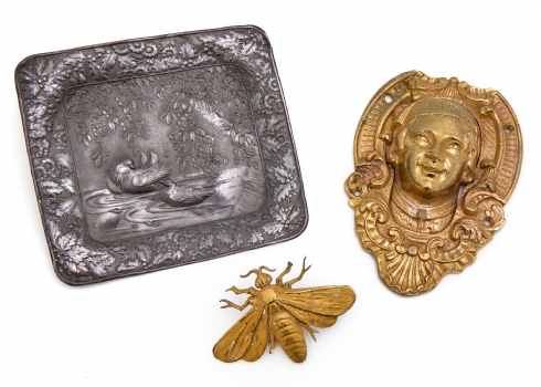 מגש מייג'י עשוי פיוטר מסוף המאה ה-19, ועוד שני פריטי מתכת