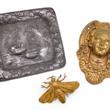 מגש מייג'י עשוי פיוטר מסוף המאה ה-19, ועוד שני פריטי מתכת