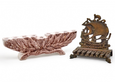 זוג חנוכיות עשויות ברונזה וקרמיקה