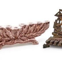 זוג חנוכיות עשויות ברונזה וקרמיקה