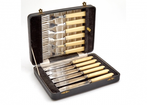 סט סכו"ם אנגלי לפירות, עשוי מתכת מצופה כסף וידיות בקליט