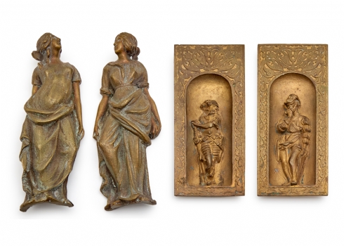 שני זוגות קישוטים שונים עשויים ברונזה